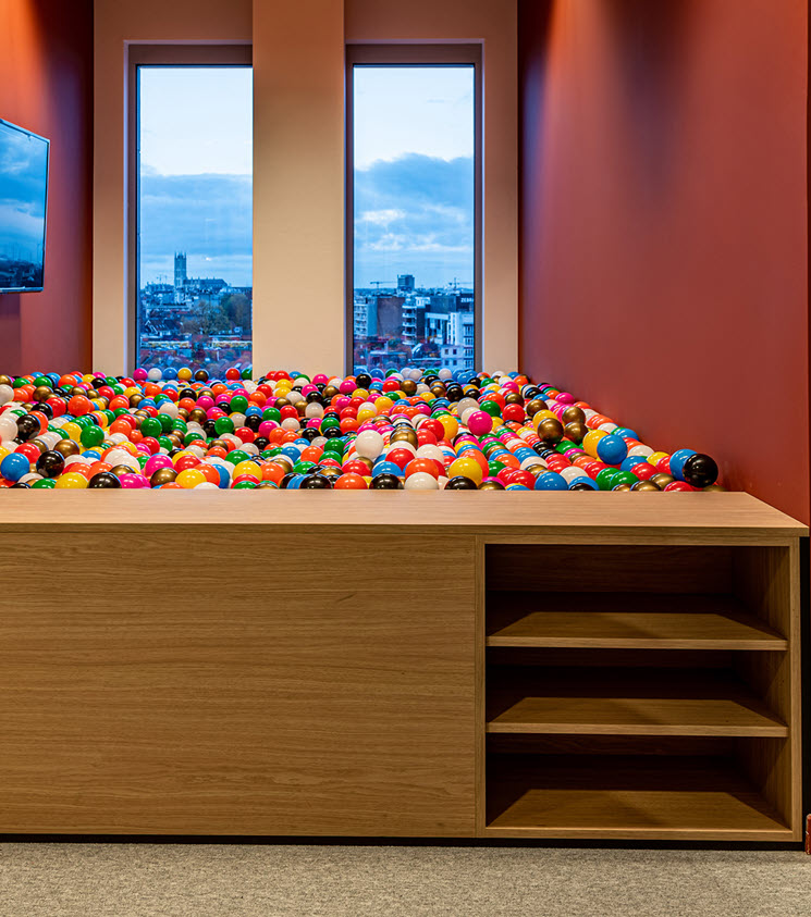 Ball pool with impact- and scratch resistant wooden panels with Master Oak Natural design